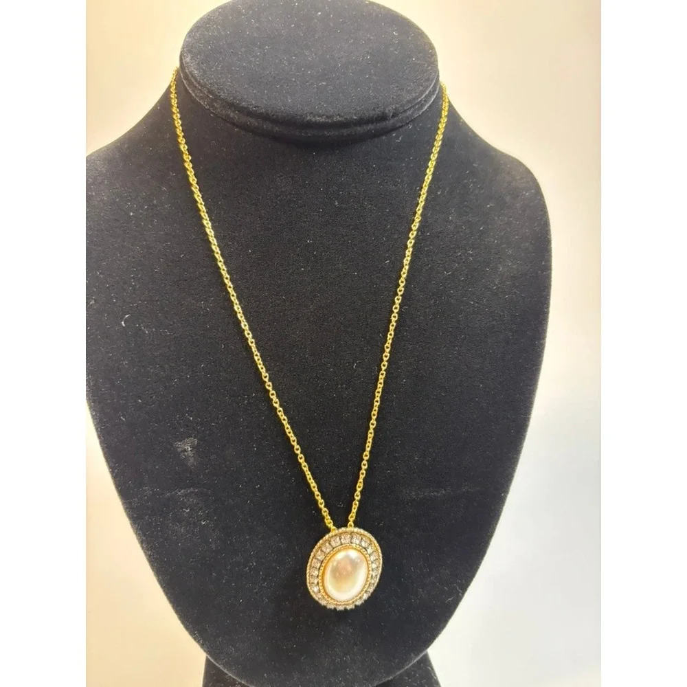 Elegant Gold Tone Oval Pendant Necklace Faux Pearl Rhinestone Accents‎